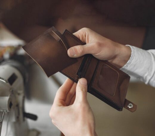 Cách xử lý ví da bị xước rách tại nhà đẹp như mới cực dễ làm