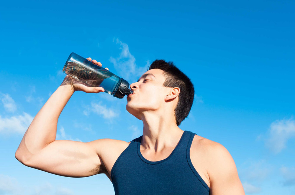 Uống nhiều nước mỗi ngày để đạt được chiều cao cân nặng tiêu chuẩn cho nam