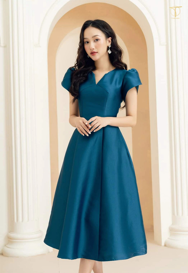 Những mẫu váy đầm xanh dương ấn tượng mùa hè năm 2021
