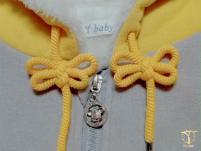 thắt dây áo hoodie bằng nút thắt bươm bướm
