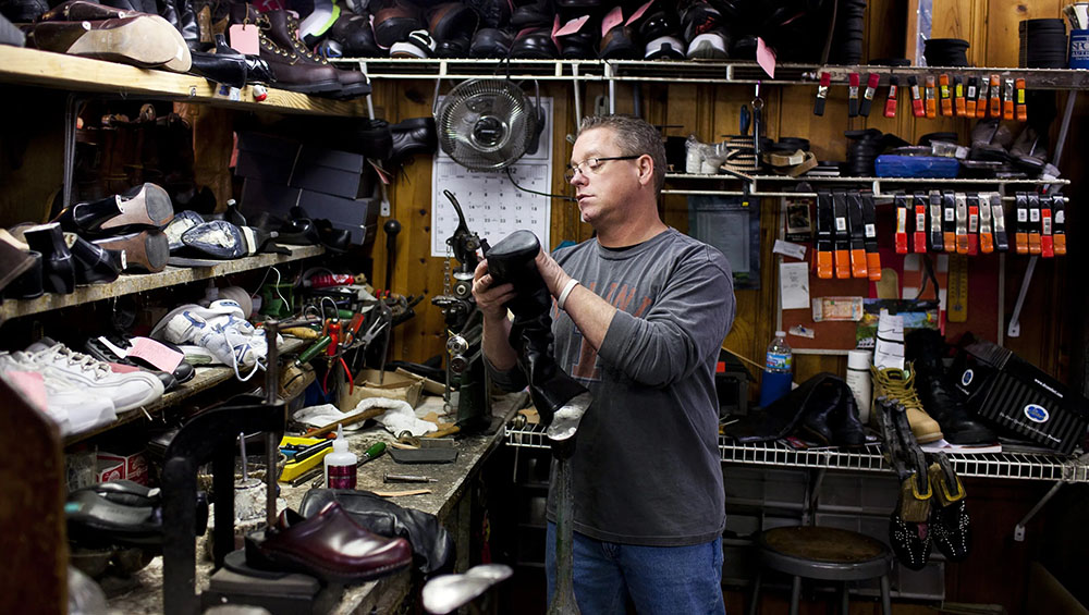 cách khắc phục giày rộng bằng cách mang đến thợ sửa