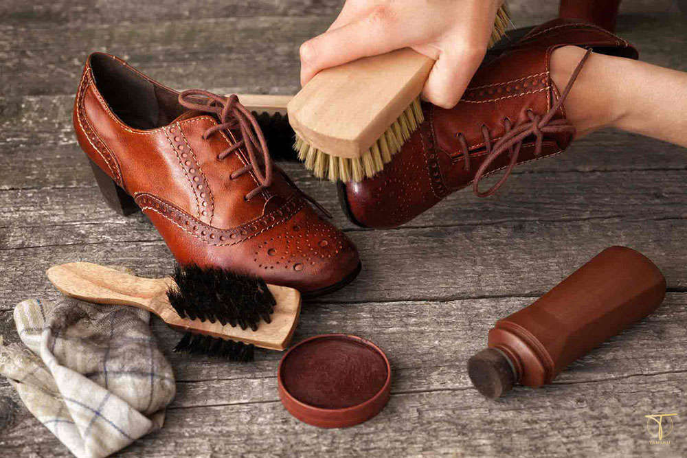 vệ sinh làm sạch đúng cách để hạn chế giày bị nứt da