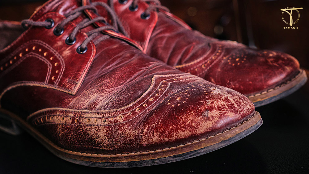 sơn giày khi giày da bị trầy xước