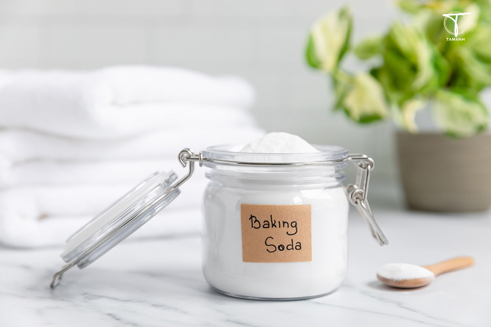 Dùng Baking soda tẩy vết gỉ trên dây túi xách 