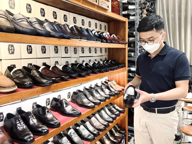 Chọn mua giày nam da bóng tại Tâm Anh