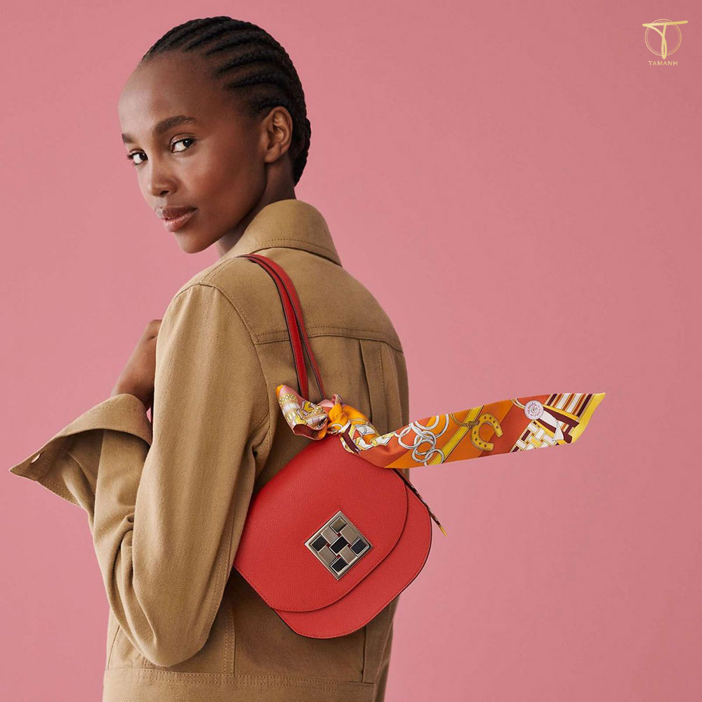 Trang trí túi xách với khăn lụa in họa tiết