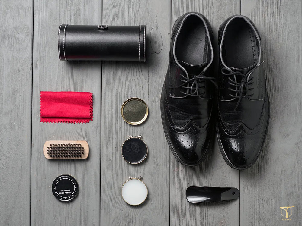 Dùng xu đánh giày da bị bạc màu