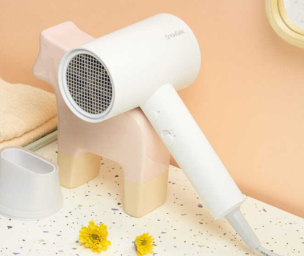 Dùng máy sấy giày da bị ướt