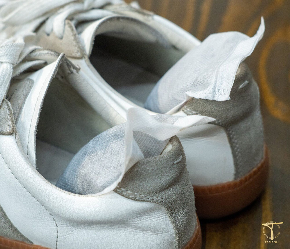 Dùng túi hút ẩm cho giày