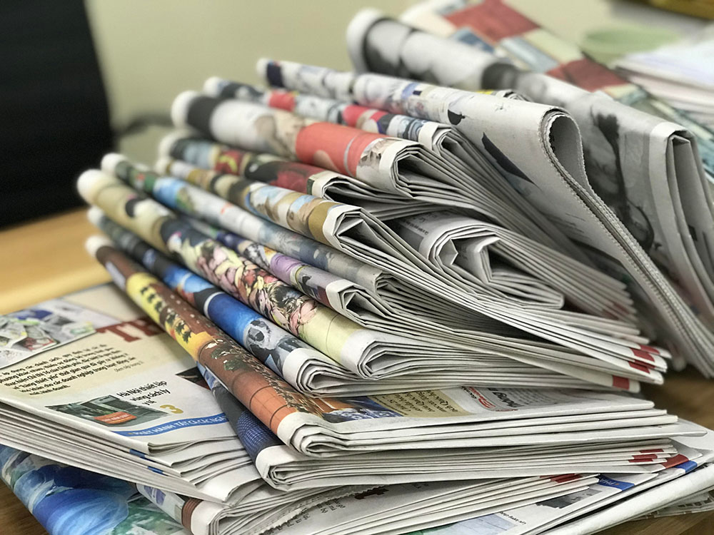 Dùng giấy báo bọc giày bị ướt