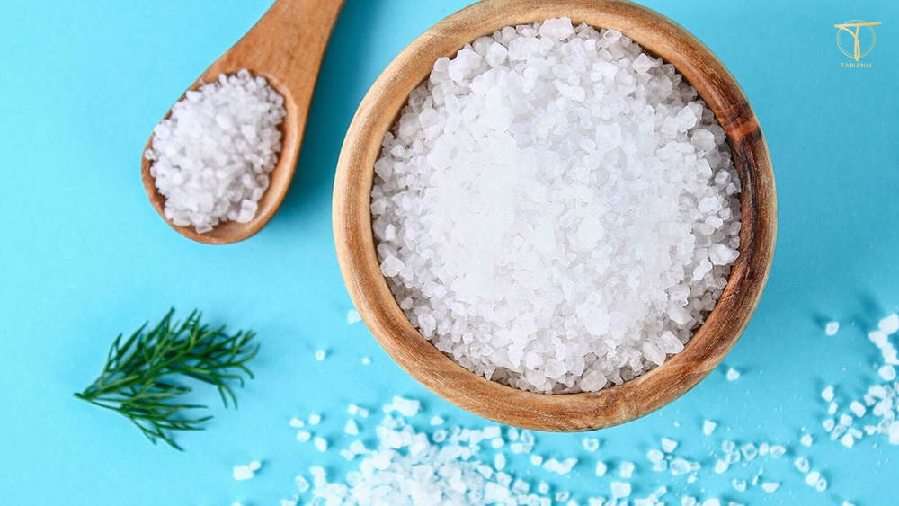 Dùng muối làm khô giày da bị ướt