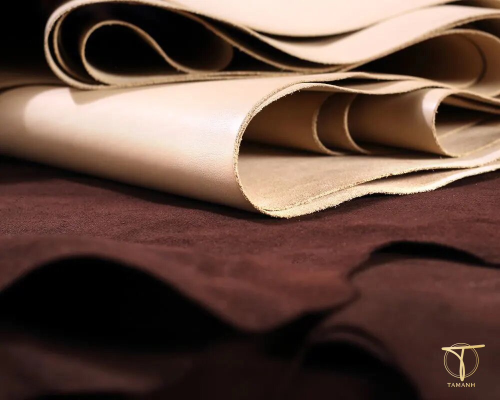 Da aniline leather chuyển màu đậm hơn khi ngấm nước
