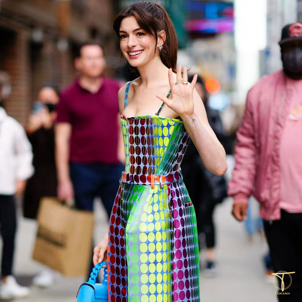 Trang phục Artsy Ưu tiên kết hợp item đơn giản và điểm nhấn nổi bật