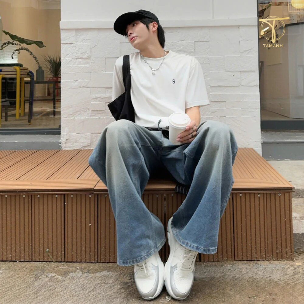 Áo thun oversize + quần ống suông + Chunky Sneaker